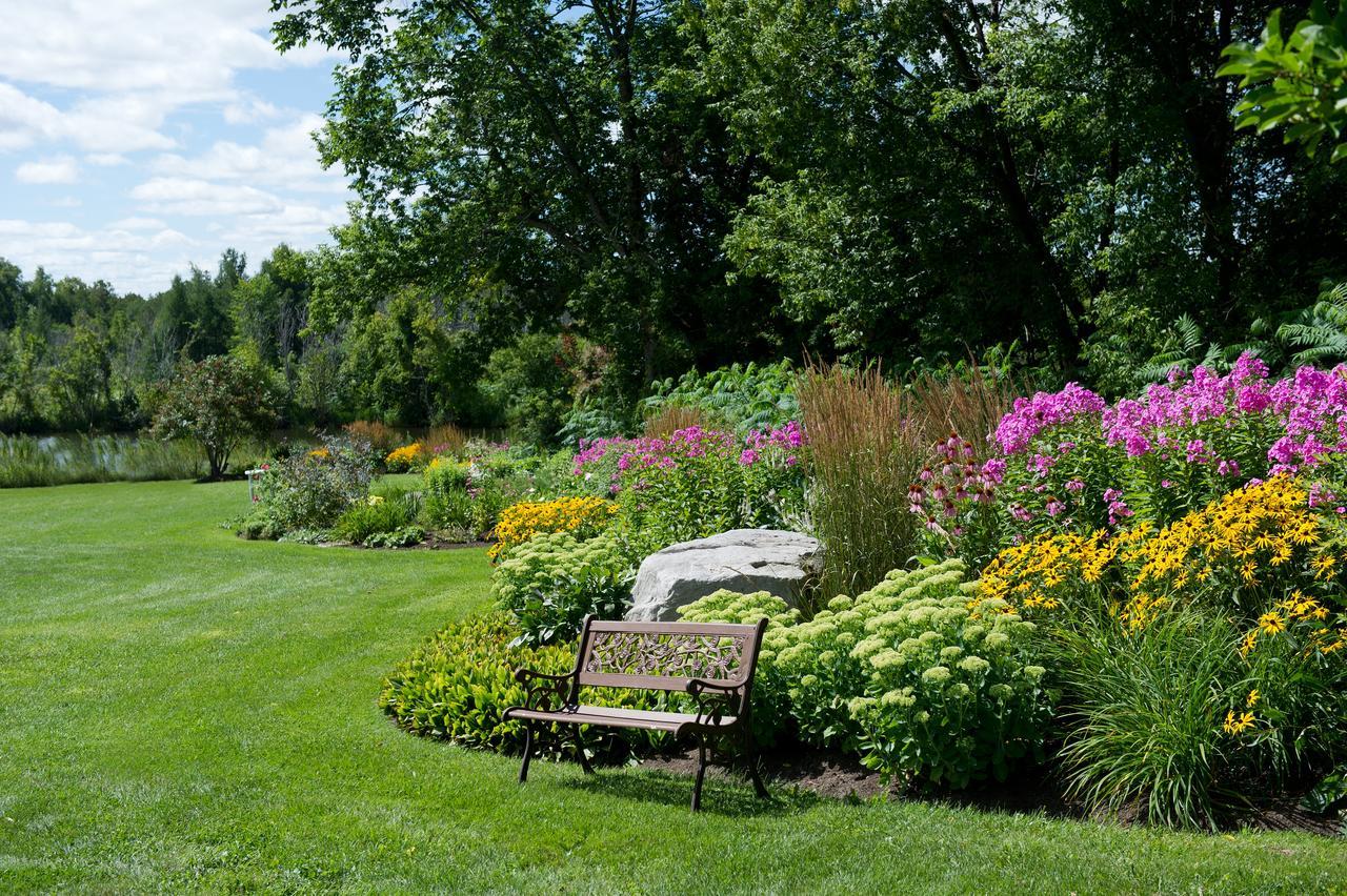 Auberge Des Gallant Rigaud ภายนอก รูปภาพ