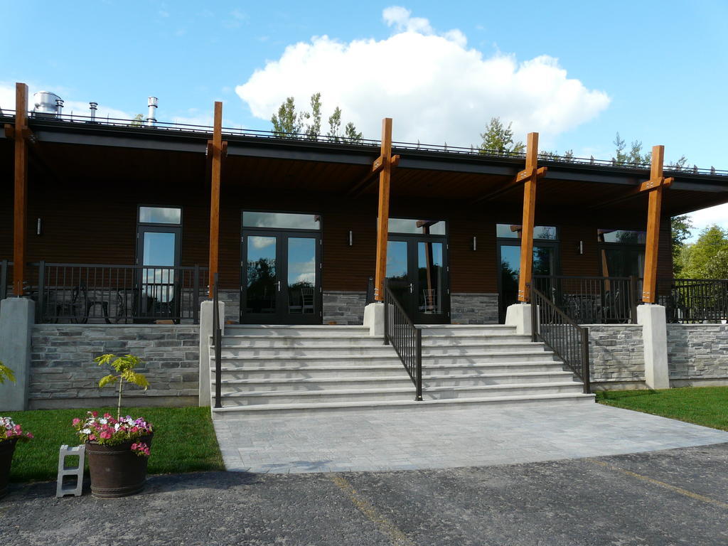 Auberge Des Gallant Rigaud ภายนอก รูปภาพ