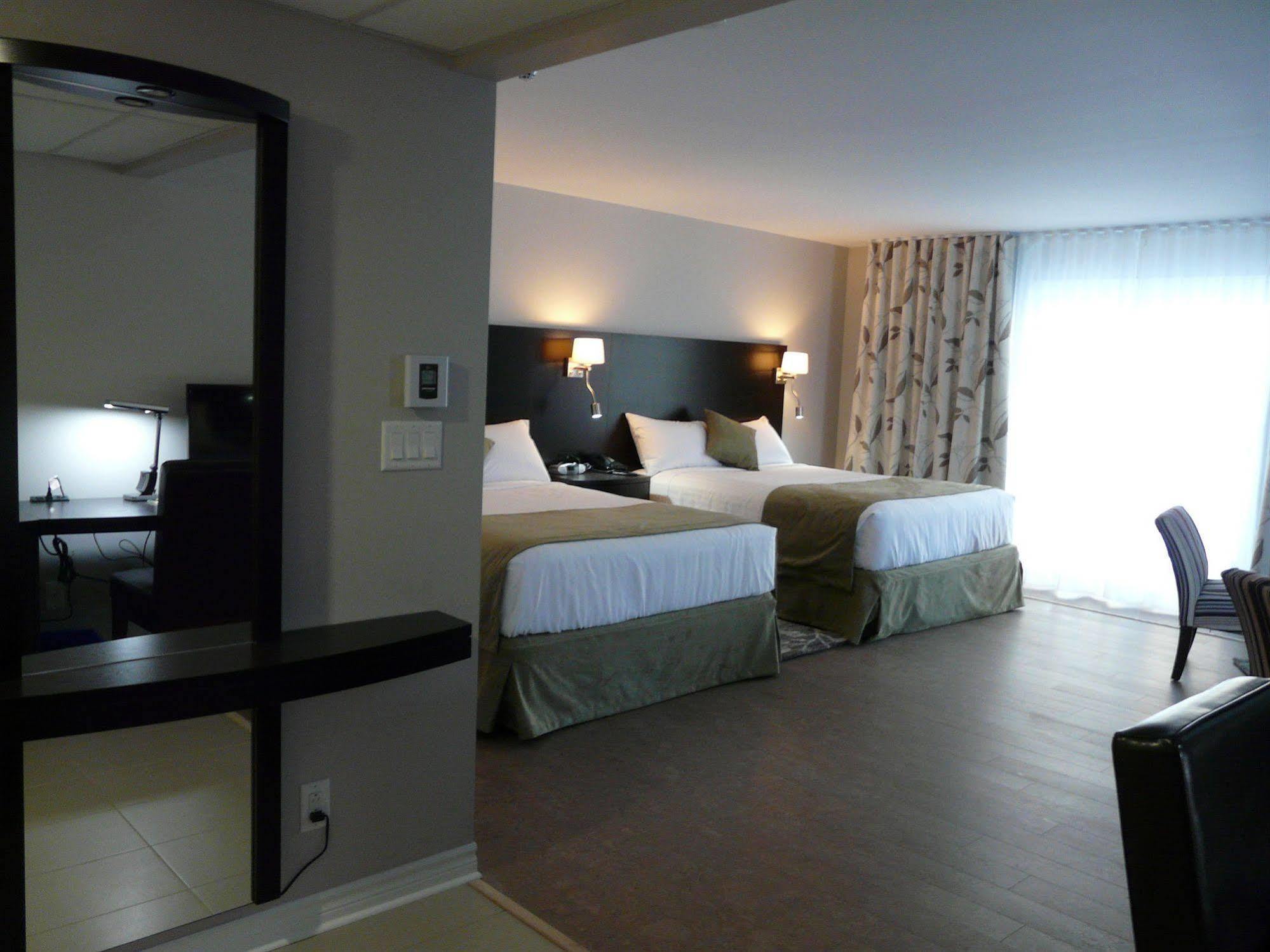 Auberge Des Gallant Rigaud ภายนอก รูปภาพ