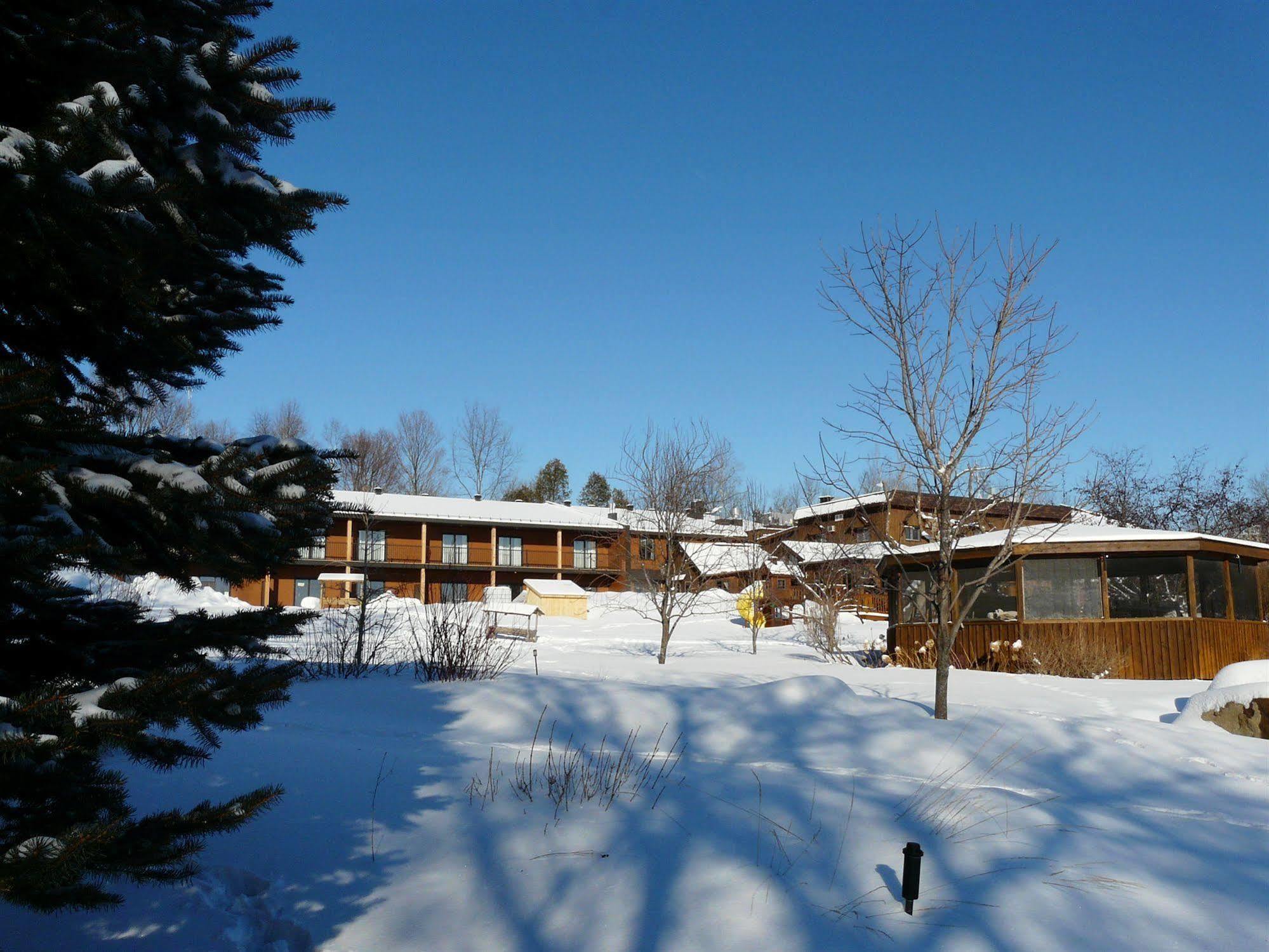Auberge Des Gallant Rigaud ภายนอก รูปภาพ