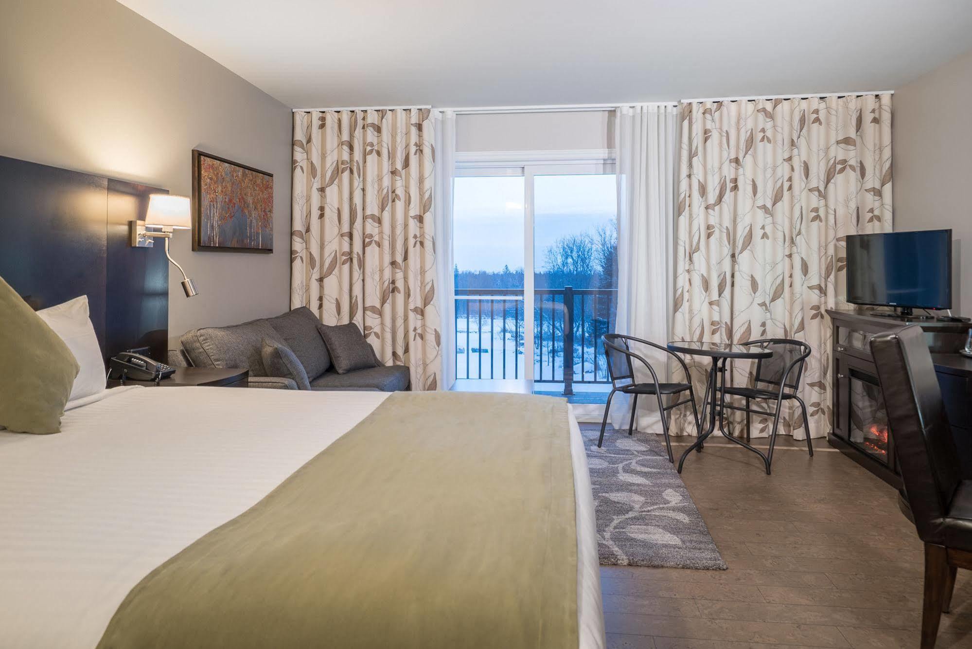 Auberge Des Gallant Rigaud ภายนอก รูปภาพ