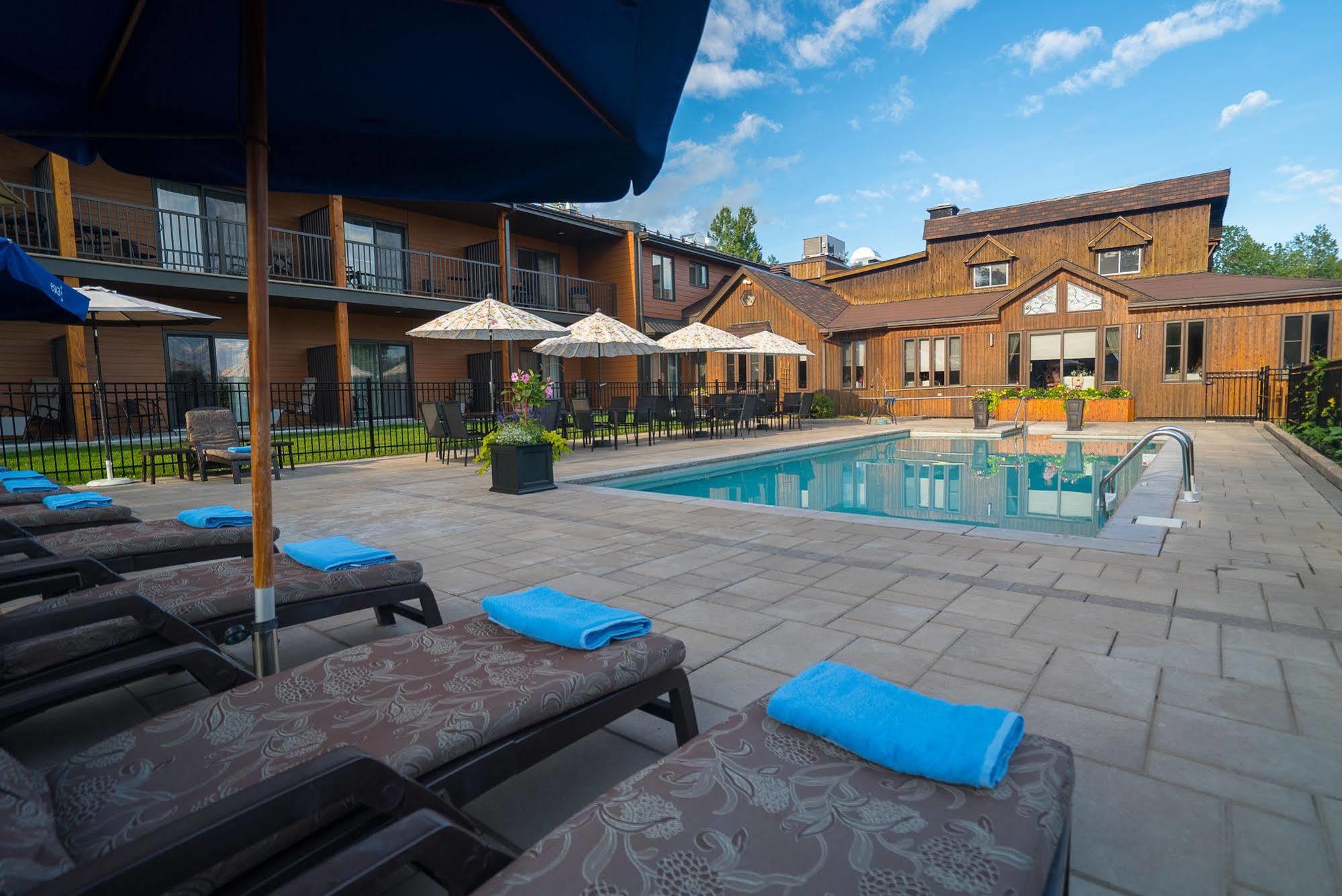Auberge Des Gallant Rigaud ภายนอก รูปภาพ
